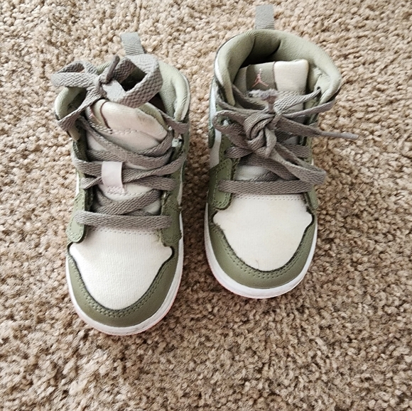 Jordan 1 Mid - Picture 1 of 4